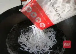 Illustration of how to make spicy wild mushroom rice noodles 2