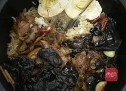 Chicken legs Illustration of how to make clay pot rice with fungus 2