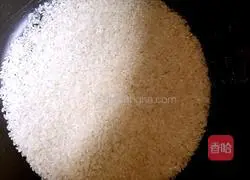 Illustration of how to cook rice with bone soup 1