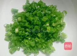 Illustration of how to roll rice noodles with scallion oil 4