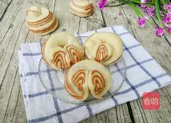 Illustration of how to make two-color flower rolls 19