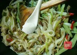 Illustration of how to make fried rice noodles with lettuce and beef 8