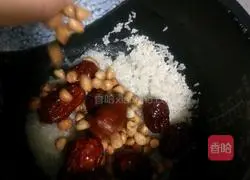 Illustration of how to make red dates and peanut rice porridge 5