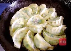 Illustration of how to make vegetarian pot stickers with mushrooms and vegetables 21