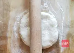 Illustration of how to make braised noodles with garlic and sprouts in an iron pot 8