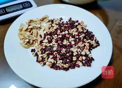 Illustration of how to make astragalus, coix seed and red bean porridge 1
