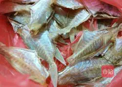 Illustration of how to cook braised fish with soy sauce 1