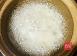 Illustration of how to make salt-baked chicken and braised egg clay pot rice 4