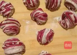 Illustration of how to make two-color linseed pink flower rolls 11