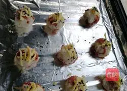 Illustration of how to make bacon cheese rice balls 2