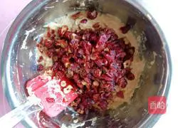 Illustration of how to make brown sugar, jujube and cranberry cake 5
