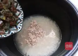 Illustration of how to make preserved egg and lean meat porridge 8