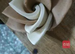 Illustration of how to make petals and flower rolls 8