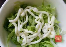 Illustration of how to make instant noodles burger 12