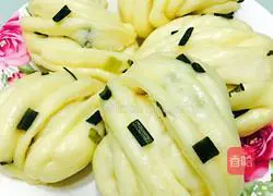 Illustration of how to make green onion rolls 7