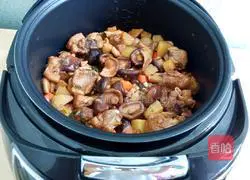 Illustration of how to make claypot rice with mushrooms and chicken legs 5