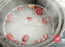 Illustration of how to make lychee, red dates, yam and wolfberry porridge 8