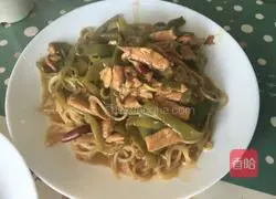 1 Illustration of braised noodles with shredded chicken and beans 12