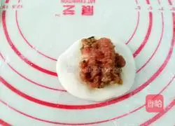 Illustration of how to make pot stickers with mutton stuffing 6