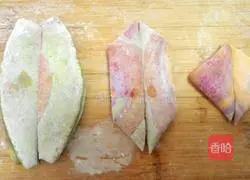 Illustration of how to make colorful large flower rolls 10