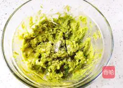 Illustration of how to make avocado, egg and vegetable burgers 2