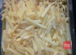 Illustration of how to make potato braised noodles 1