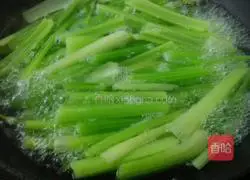 Illustration of how to make celery and meat pot stickers 10