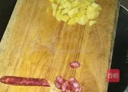Illustration of how to make potato and sausage braised rice 2