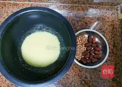 Illustration of how to make peanut, red dates and millet porridge 1