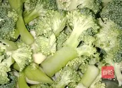 Illustration of how to make broccoli baby food supplement 1