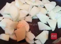 Illustration of how to make rice with diced potatoes and meat 4