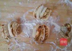 Illustration of how to make pumpkin rolls 7