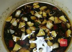 Illustration of how to make preserved meat clay pot rice 5