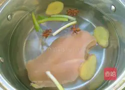 Illustration of making cold noodles with shredded chicken 4