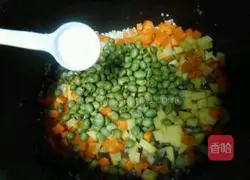 Illustration of how to make braised rice with sausage and potatoes 5