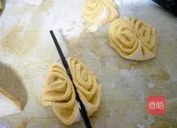 Illustration of how to make pumpkin rolls 11