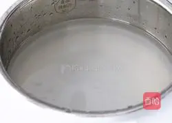 Illustration of how to make shredded mushroom and shredded chicken porridge 4