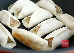 Illustration of how to make pork and green onion pot stickers 18