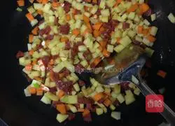Illustration of how to make braised rice with sausage, carrots and potatoes 5