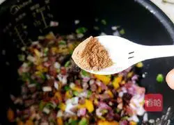 Illustration of how to make braised sausage and rice 13