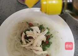 Illustration of how to make three fresh chicken soup noodles 18