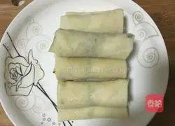 Illustration of how to make leek and egg spring rolls 10