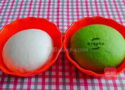 Illustration of how to make multi-layered mashed spinach rolls 4