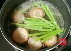 Illustration of how to make mushroom, seasonal vegetable and chicken porridge 12