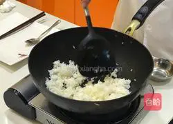 Illustration of how to make seafood cheese baked rice 3