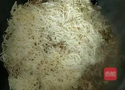 Illustration of how to cook noodles in iron pot 5