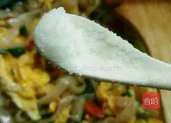 Illustration of how to make fried rice noodles with eggs 10