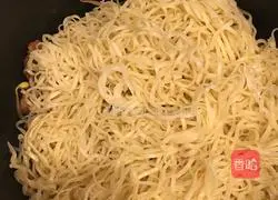 Illustration of how to cook braised pork ribs and noodles in rice cooker 14