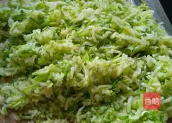 Illustration of how to make zucchini, black fungus, egg and pot stickers 7