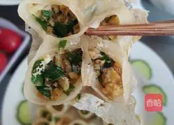 Illustration of how to make ice-skin leek, egg and scallop pot stickers 14